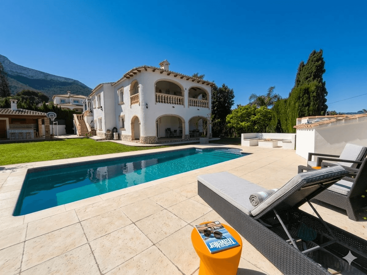 Villa de 3 dormitorios, apartamento de invitados y vistas al mar en el Montgó, Dénia