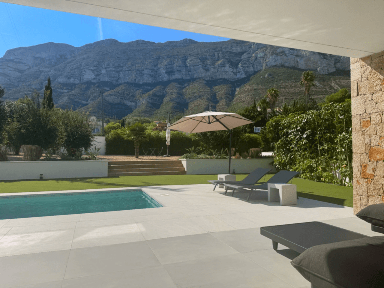Chalet con vistas al Montgó, eficiencia energética A y piscina climatizada – Denia
