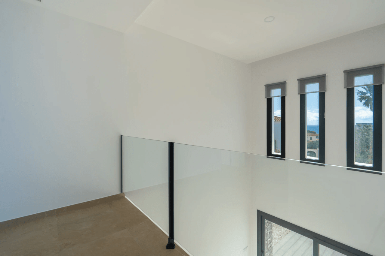 4644BEN Villa de obra nueva con vistas al mar en una parcela llana de 1715 m2 en venta en La Fustera, Benissa.