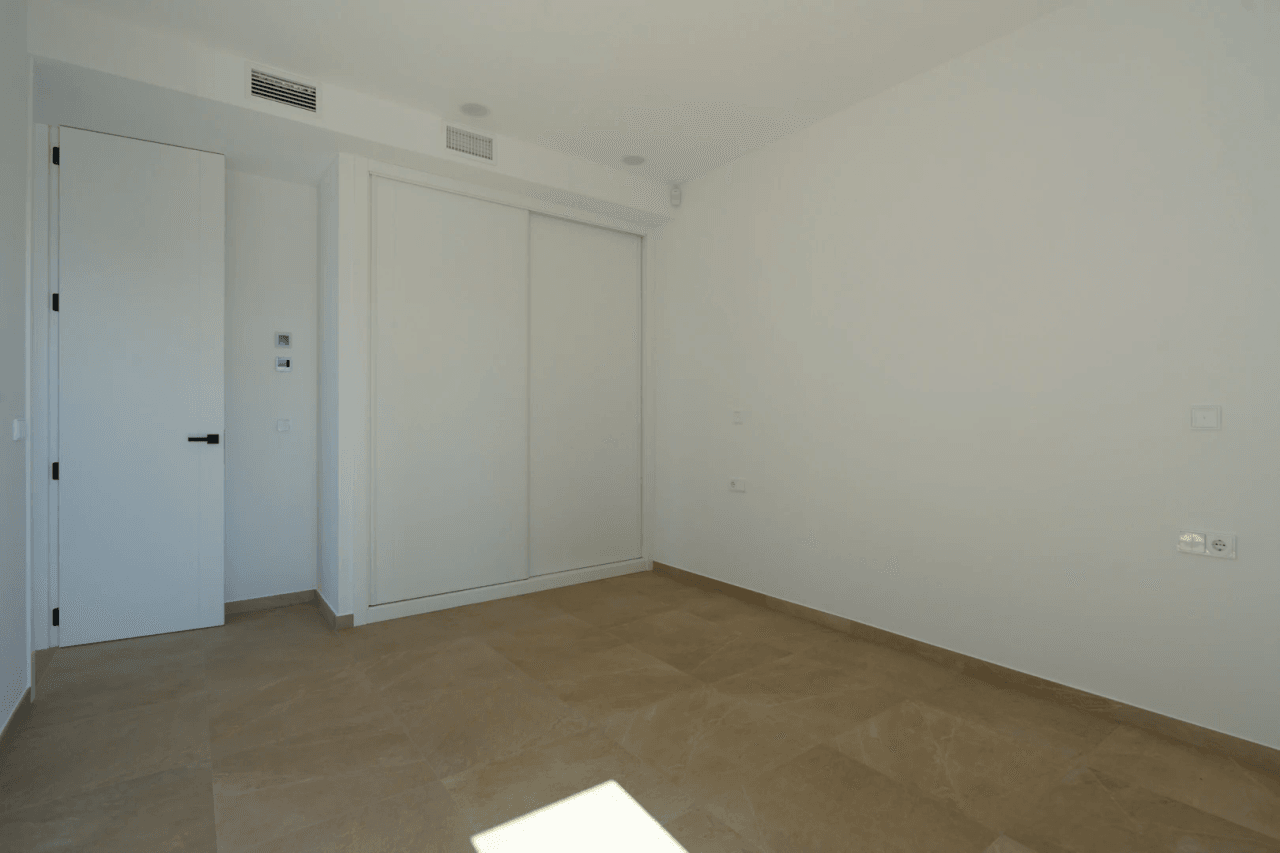 4644BEN Villa de obra nueva con vistas al mar en una parcela llana de 1715 m2 en venta en La Fustera, Benissa.