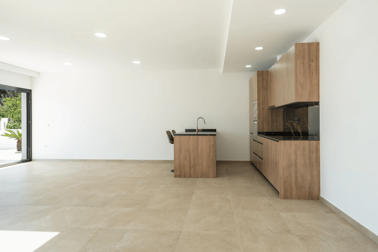 4644BEN Villa de obra nueva con vistas al mar en una parcela llana de 1715 m2 en venta en La Fustera, Benissa.