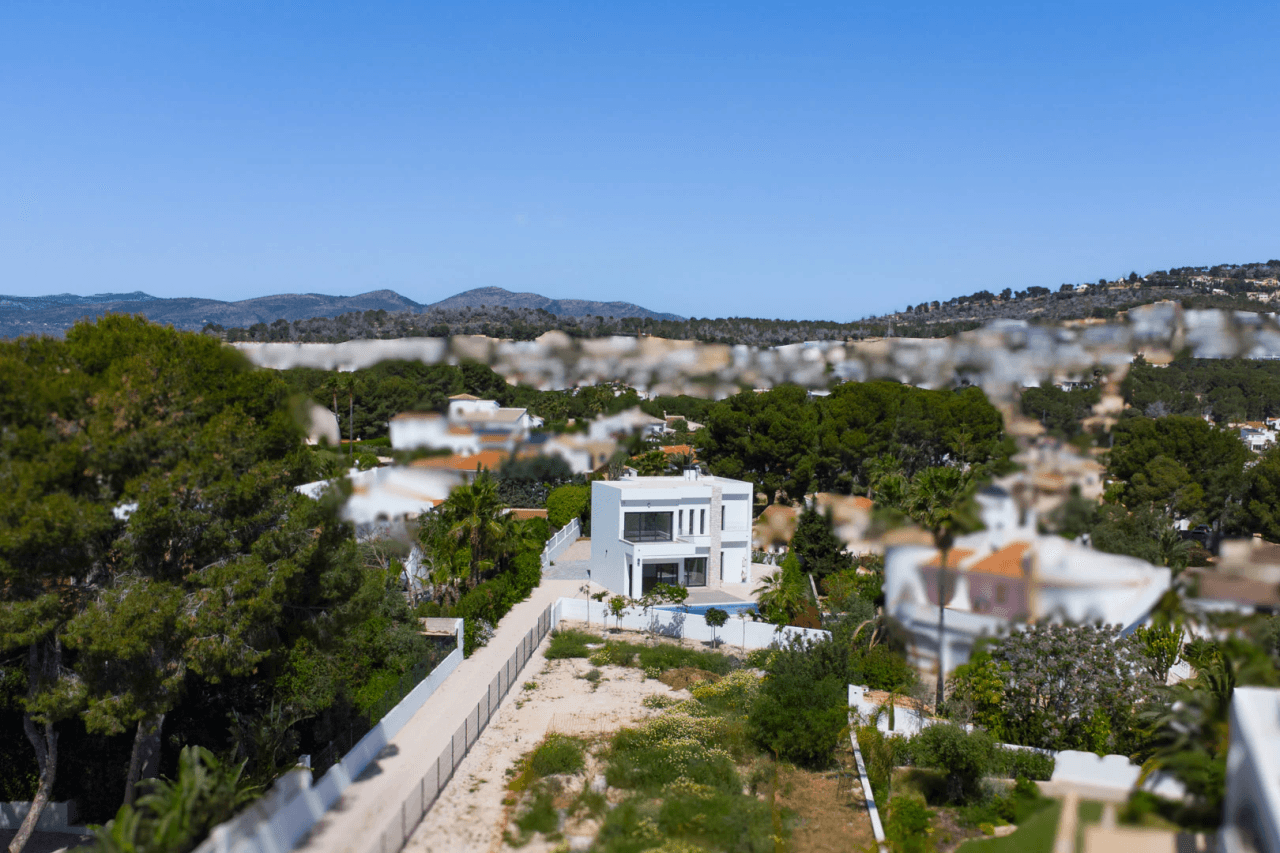 4644BEN Villa de obra nueva con vistas al mar en una parcela llana de 1715 m2 en venta en La Fustera, Benissa.