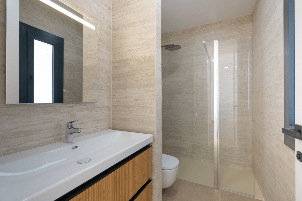4644BEN Villa de obra nueva con vistas al mar en una parcela llana de 1715 m2 en venta en La Fustera, Benissa.