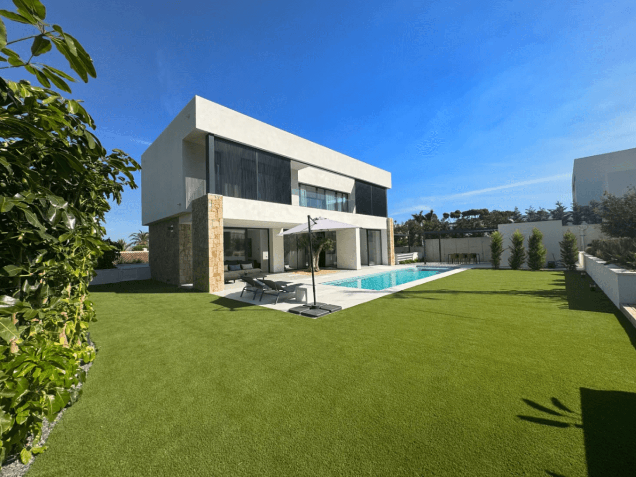 Chalet con vistas al Montgó, eficiencia energética A y piscina climatizada – Denia