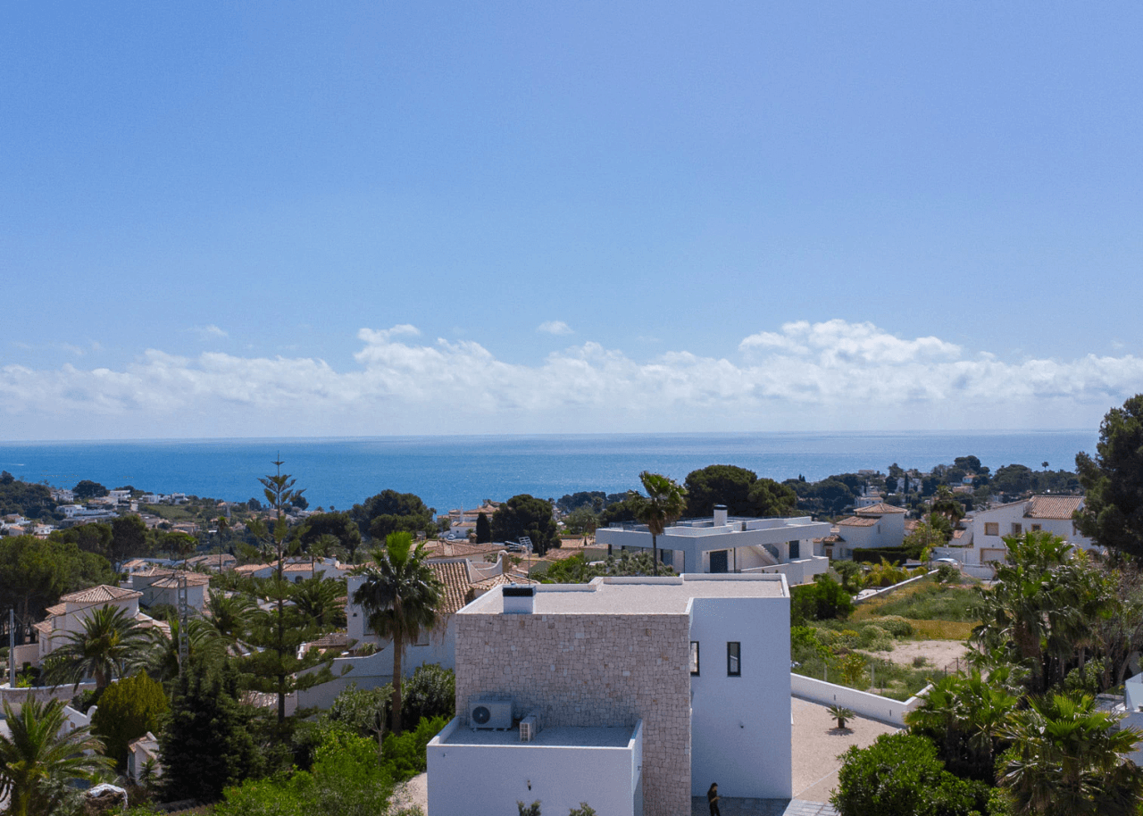4644BEN Villa de obra nueva con vistas al mar en una parcela llana de 1715 m2 en venta en La Fustera, Benissa.
