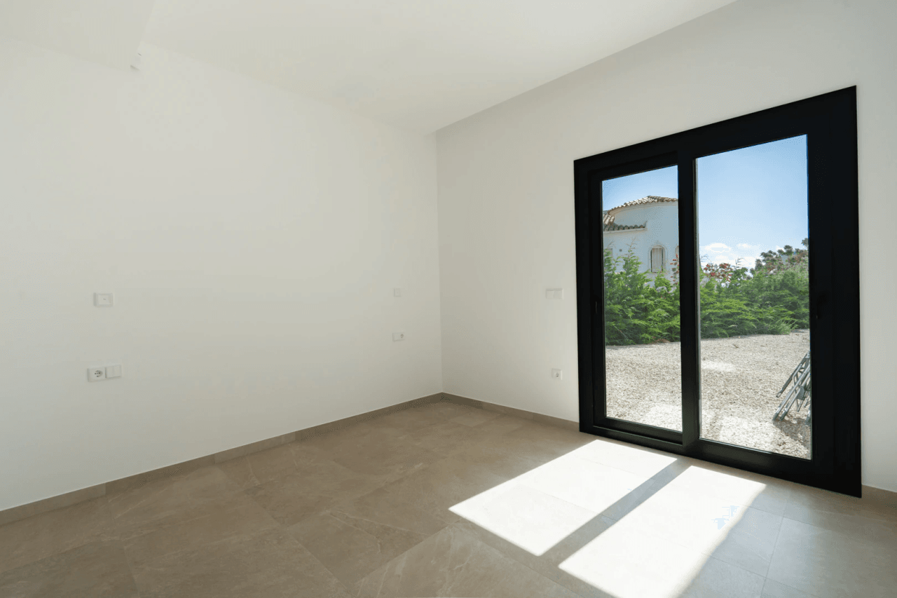 4644BEN Villa de obra nueva con vistas al mar en una parcela llana de 1715 m2 en venta en La Fustera, Benissa.