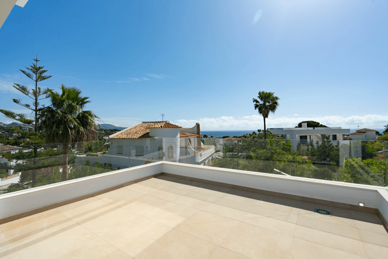 4644BEN Villa de obra nueva con vistas al mar en una parcela llana de 1715 m2 en venta en La Fustera, Benissa.