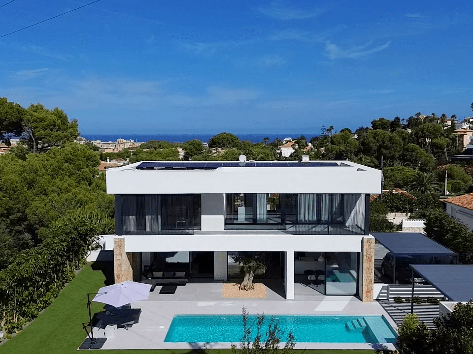 Chalet con vistas al Montgó, eficiencia energética A y piscina climatizada – Denia