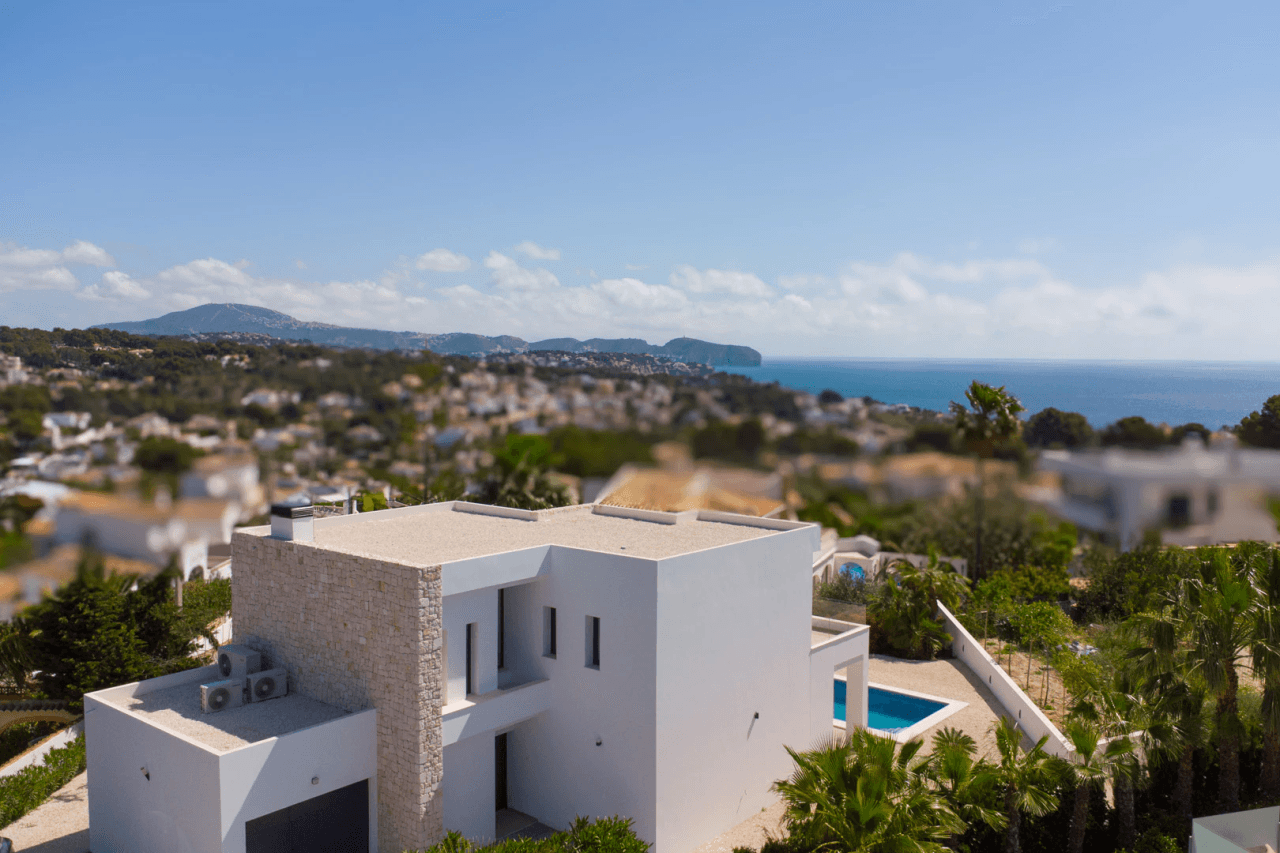 4644BEN Villa de obra nueva con vistas al mar en una parcela llana de 1715 m2 en venta en La Fustera, Benissa.