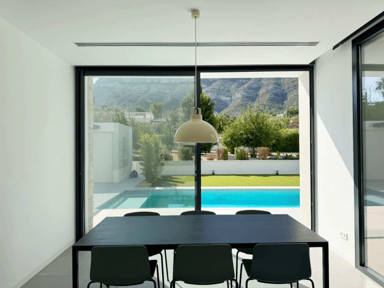 Chalet con vistas al Montgó, eficiencia energética A y piscina climatizada – Denia