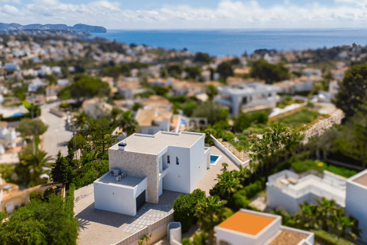 4644BEN Villa de obra nueva con vistas al mar en una parcela llana de 1715 m2 en venta en La Fustera, Benissa.
