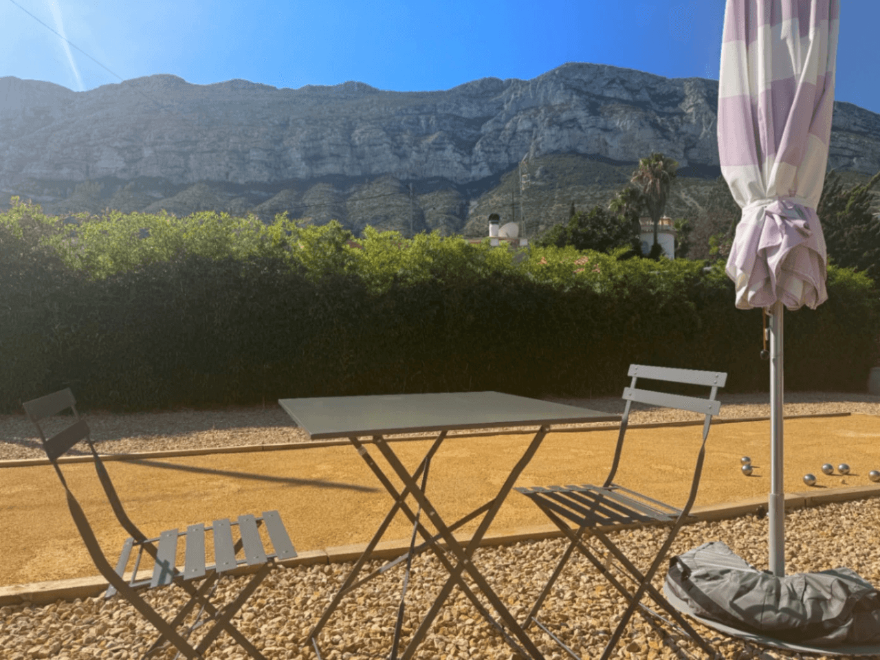 Chalet con vistas al Montgó, eficiencia energética A y piscina climatizada – Denia