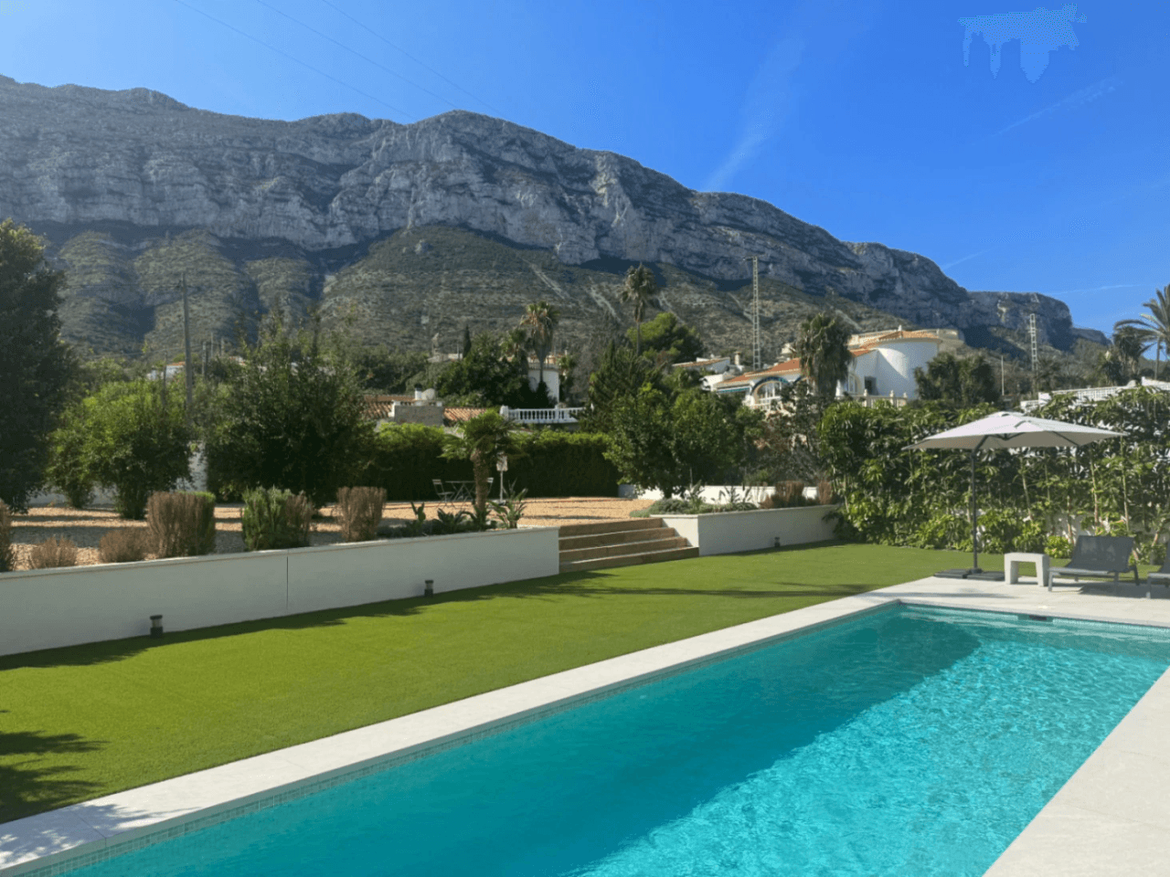 Chalet con vistas al Montgó, eficiencia energética A y piscina climatizada – Denia