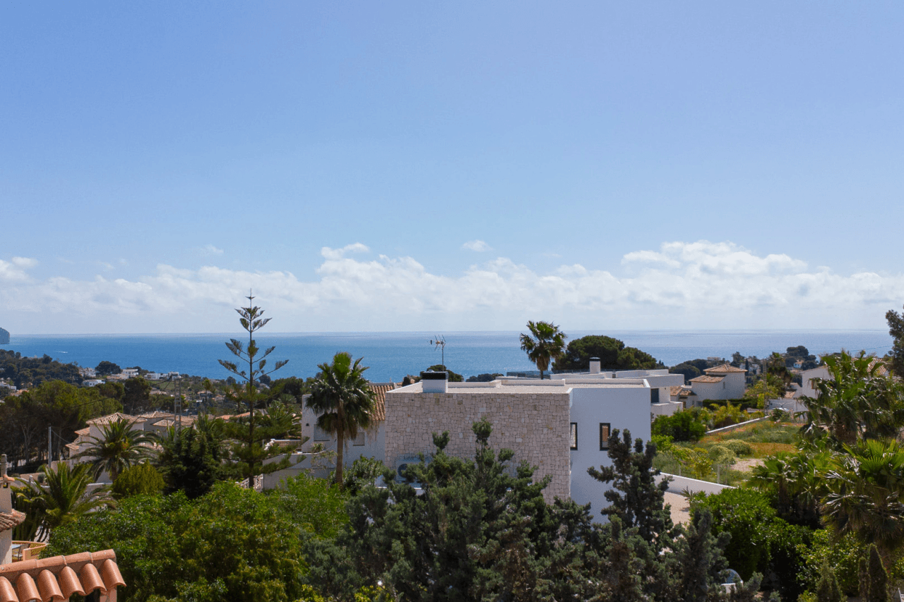 4644BEN Villa de obra nueva con vistas al mar en una parcela llana de 1715 m2 en venta en La Fustera, Benissa.