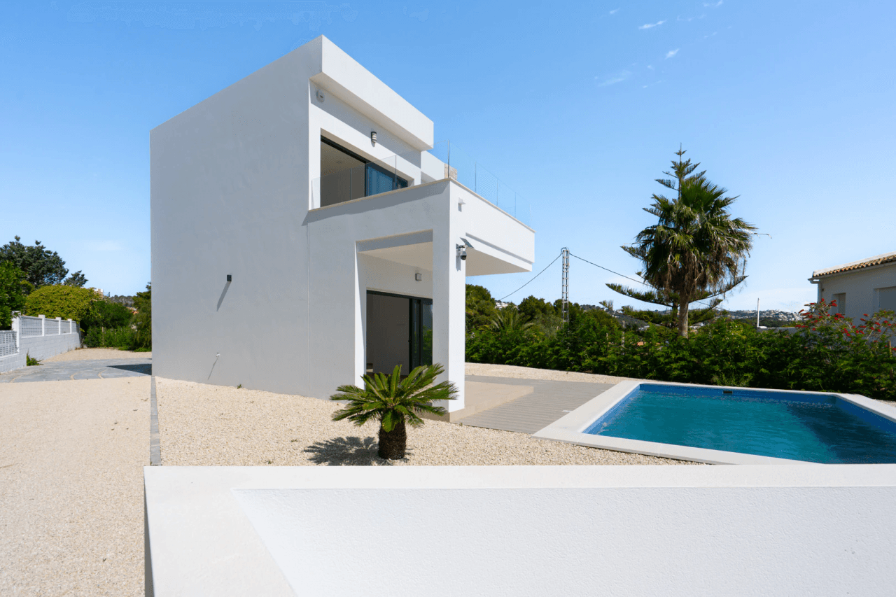 4644BEN Villa de obra nueva con vistas al mar en una parcela llana de 1715 m2 en venta en La Fustera, Benissa.