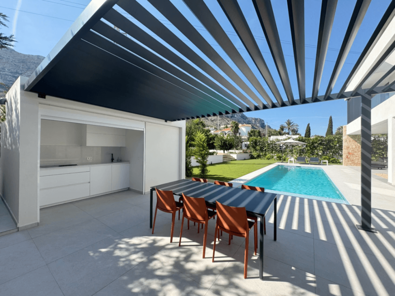 Chalet con vistas al Montgó, eficiencia energética A y piscina climatizada – Denia