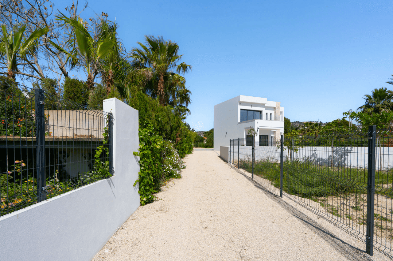 4644BEN Villa de obra nueva con vistas al mar en una parcela llana de 1715 m2 en venta en La Fustera, Benissa.