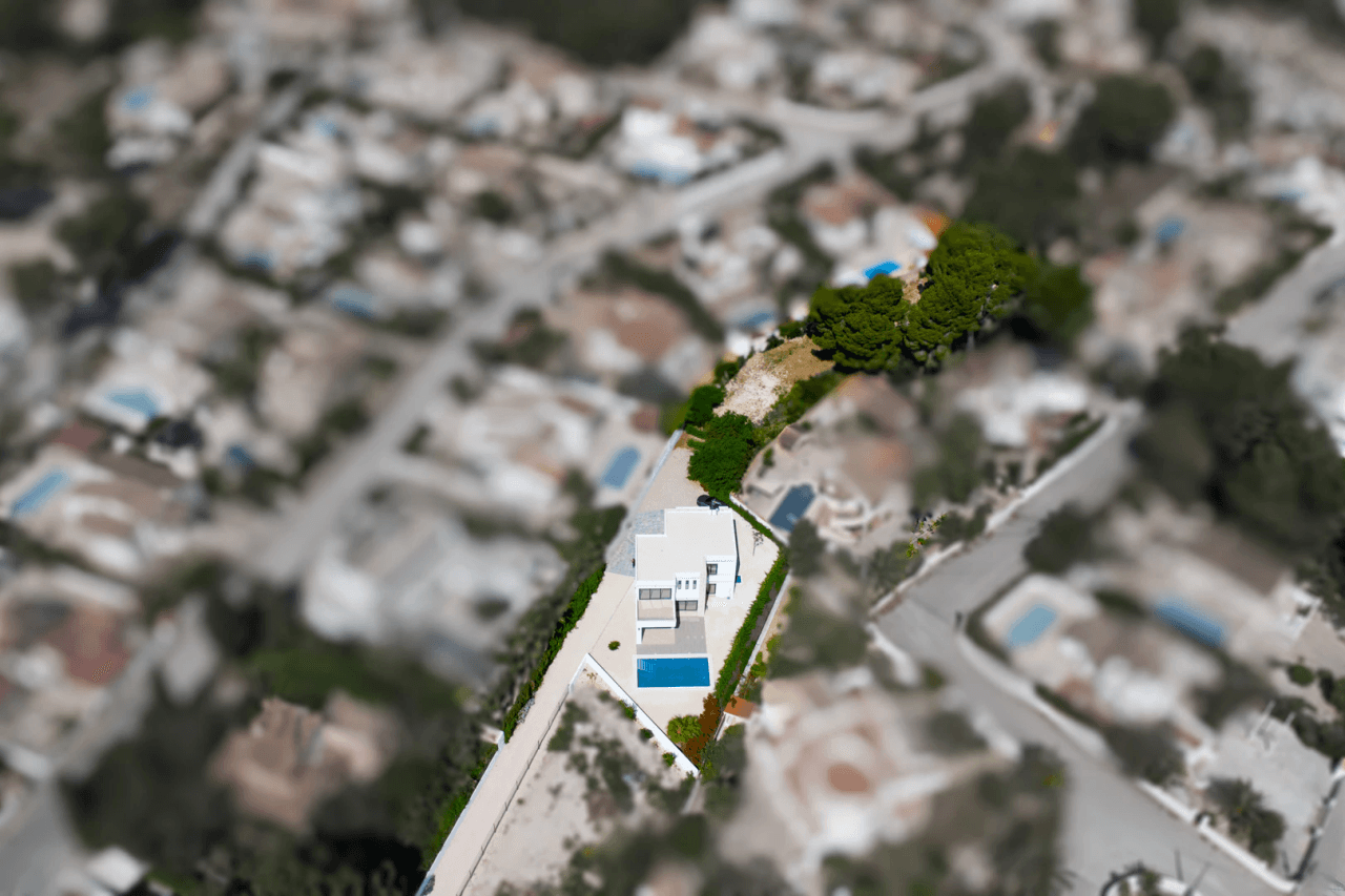 4644BEN Villa de obra nueva con vistas al mar en una parcela llana de 1715 m2 en venta en La Fustera, Benissa.