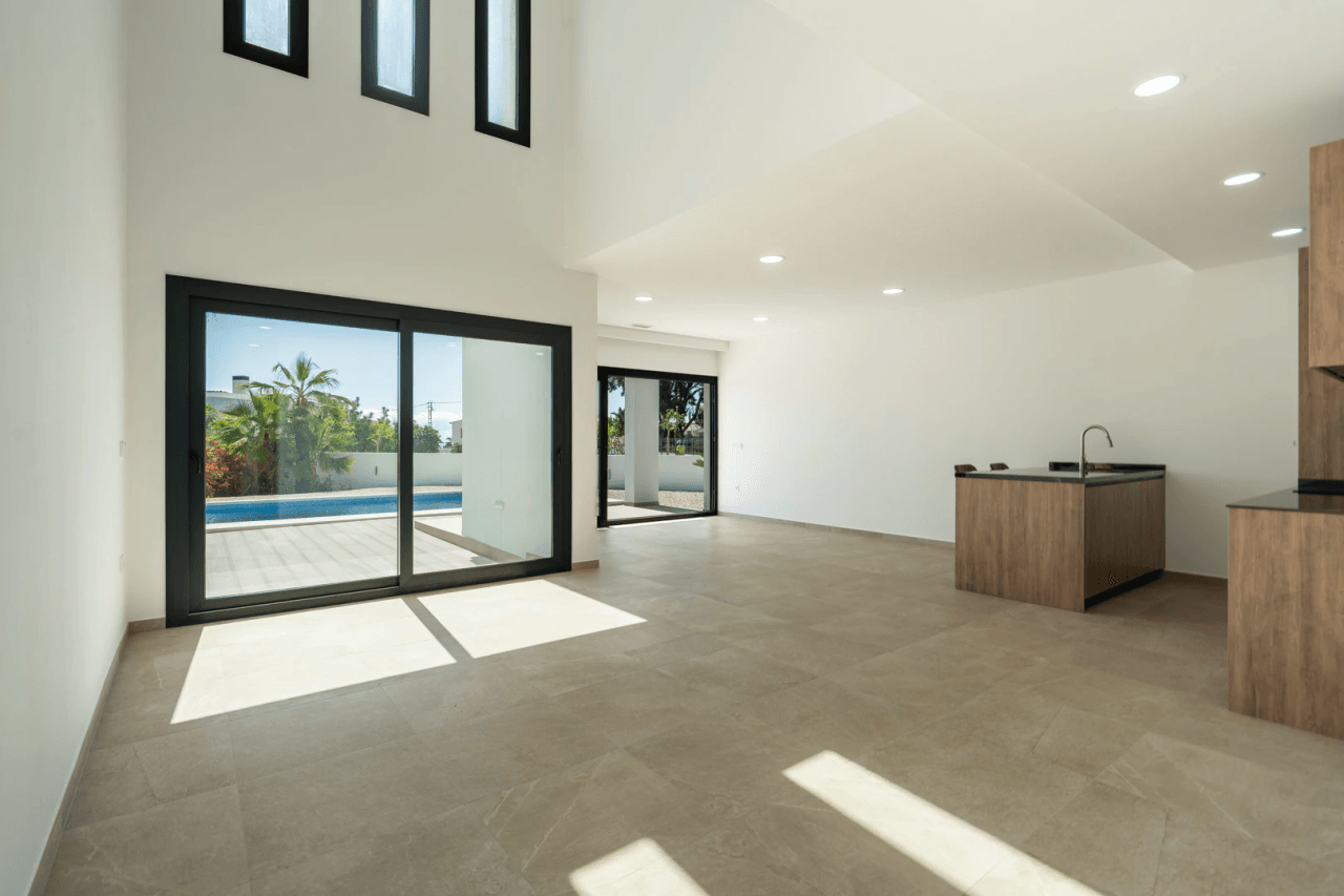 4644BEN Villa de obra nueva con vistas al mar en una parcela llana de 1715 m2 en venta en La Fustera, Benissa.