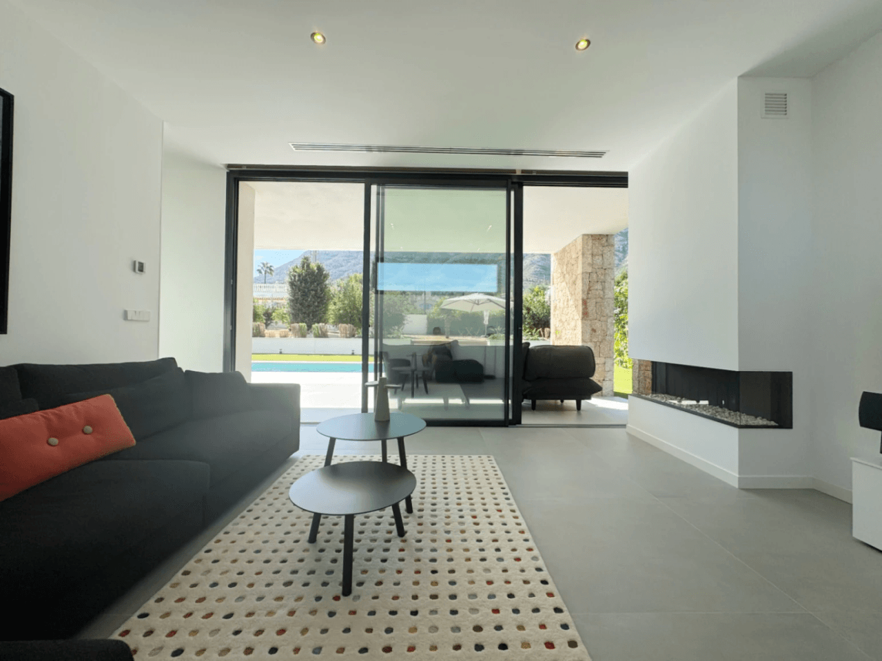 Chalet con vistas al Montgó, eficiencia energética A y piscina climatizada – Denia