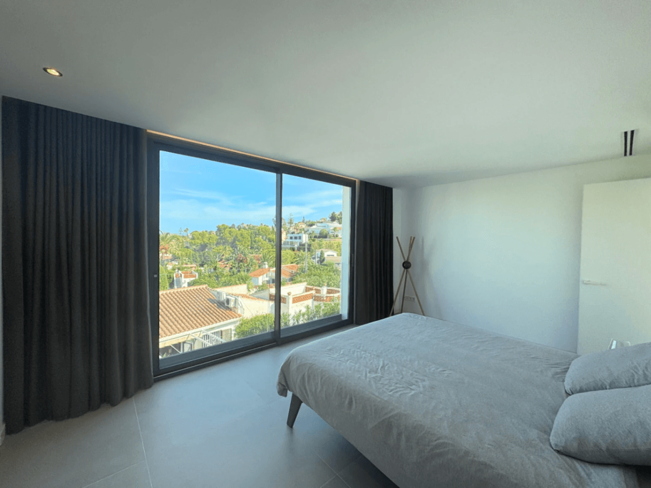 Chalet con vistas al Montgó, eficiencia energética A y piscina climatizada – Denia