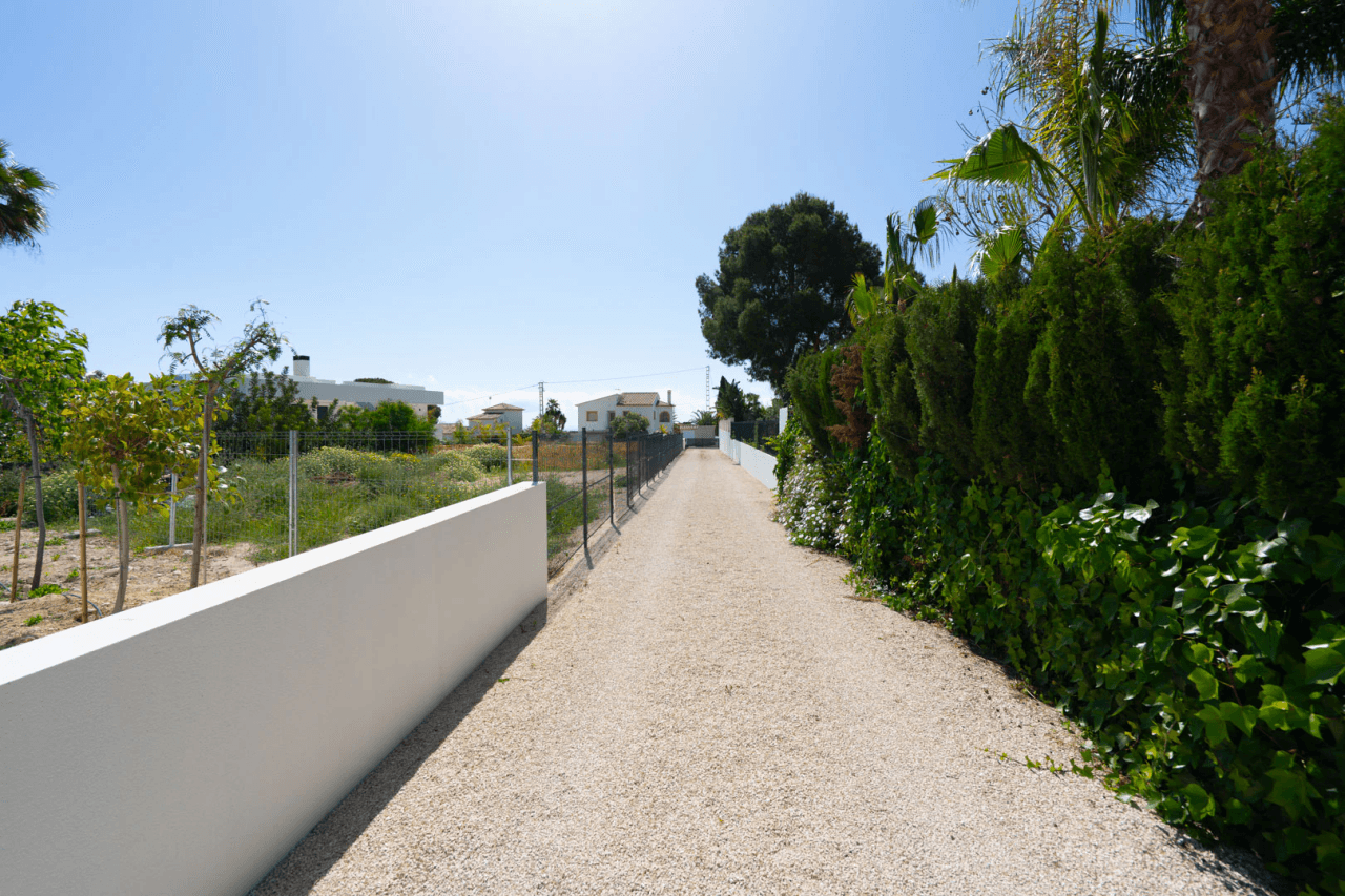 4644BEN Villa de obra nueva con vistas al mar en una parcela llana de 1715 m2 en venta en La Fustera, Benissa.