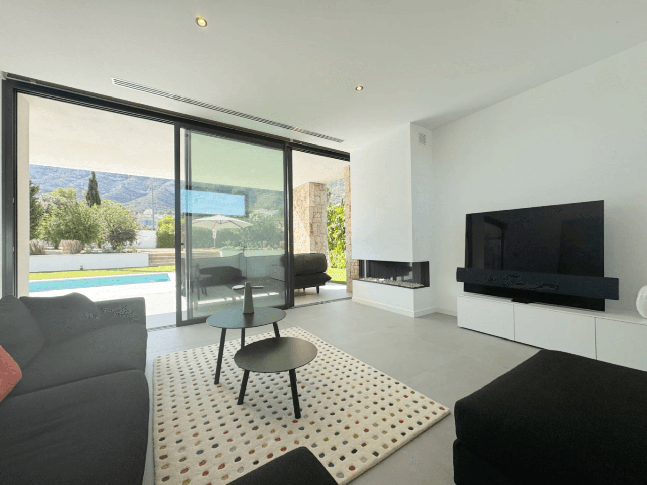 Chalet con vistas al Montgó, eficiencia energética A y piscina climatizada – Denia