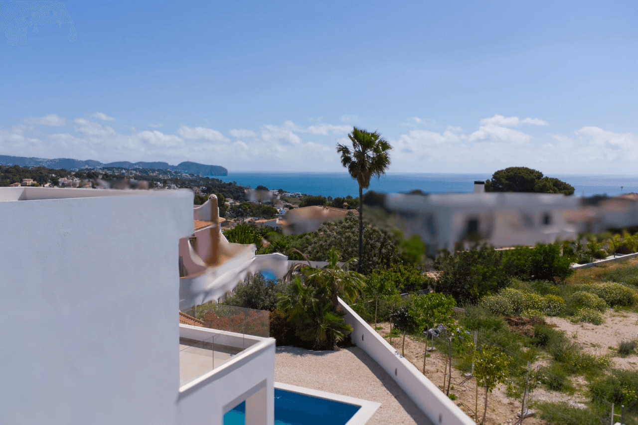 4644BEN Villa de obra nueva con vistas al mar en una parcela llana de 1715 m2 en venta en La Fustera, Benissa.