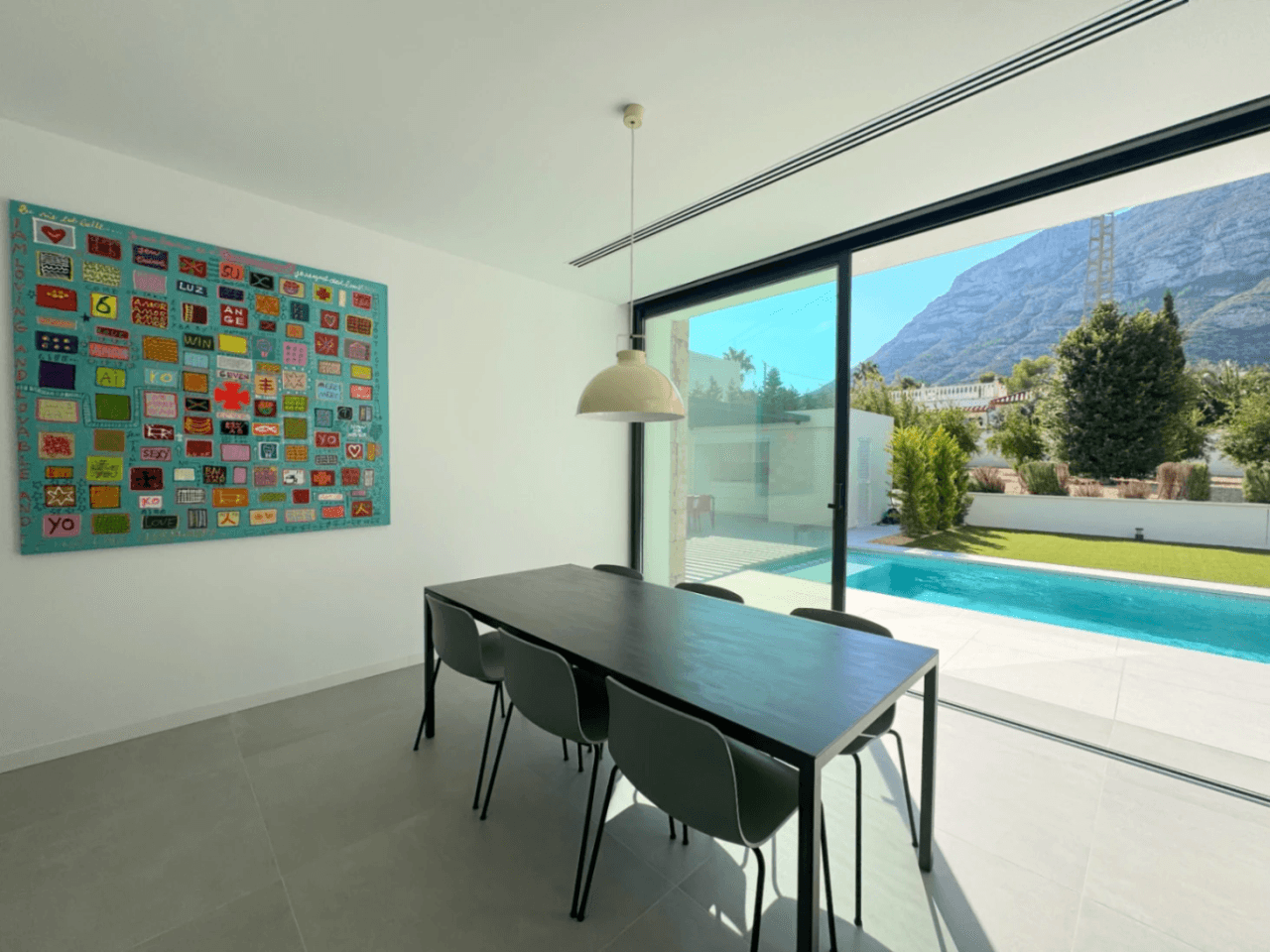 Chalet con vistas al Montgó, eficiencia energética A y piscina climatizada – Denia