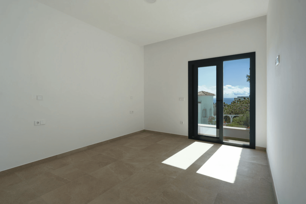 4644BEN Villa de obra nueva con vistas al mar en una parcela llana de 1715 m2 en venta en La Fustera, Benissa.