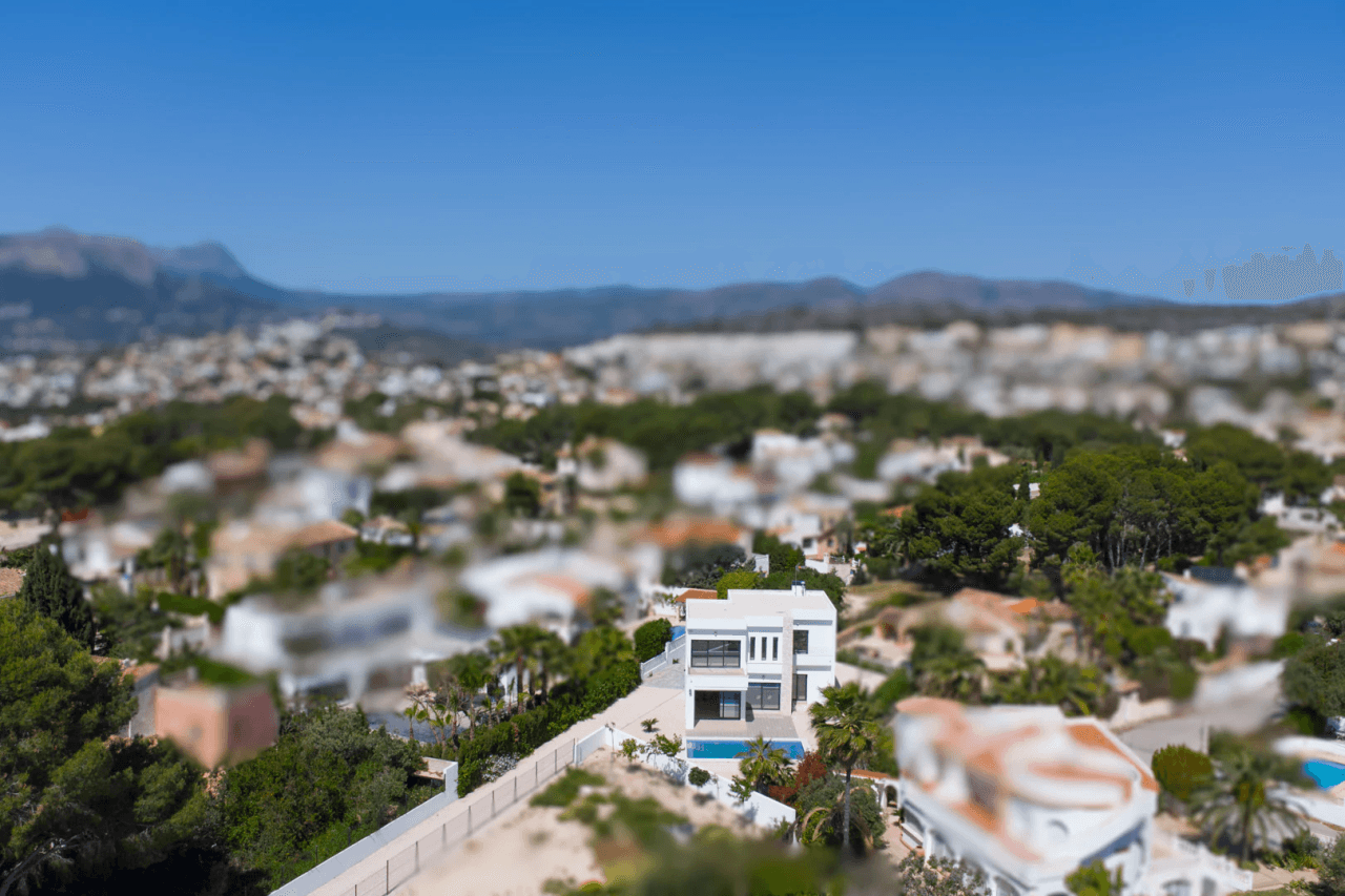 4644BEN Villa de obra nueva con vistas al mar en una parcela llana de 1715 m2 en venta en La Fustera, Benissa.