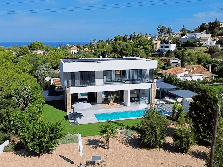 Chalet con vistas al Montgó, eficiencia energética A y piscina climatizada – Denia