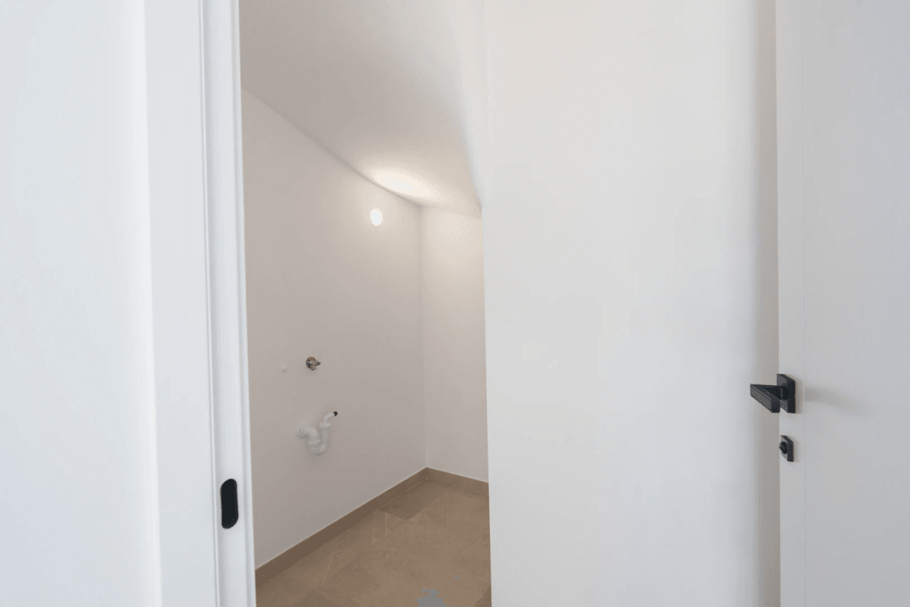 4644BEN Villa de obra nueva con vistas al mar en una parcela llana de 1715 m2 en venta en La Fustera, Benissa.