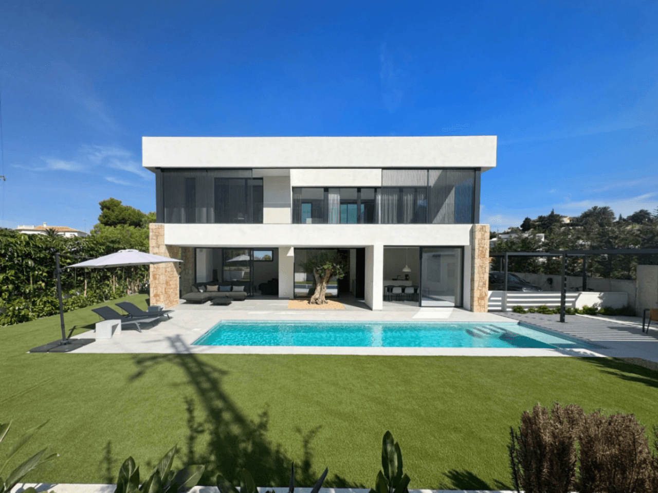 Chalet con vistas al Montgó, eficiencia energética A y piscina climatizada – Denia