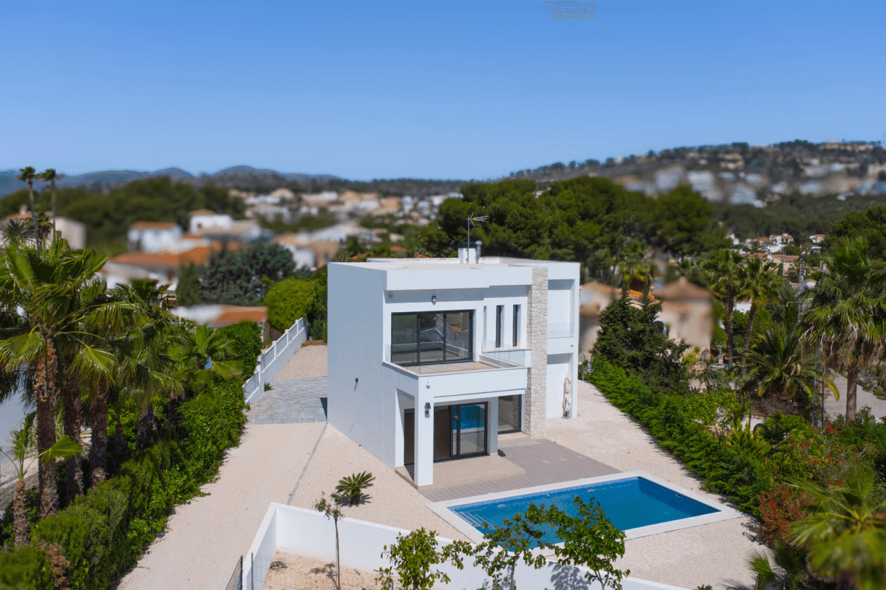 4644BEN Villa de obra nueva con vistas al mar en una parcela llana de 1715 m2 en venta en La Fustera, Benissa.