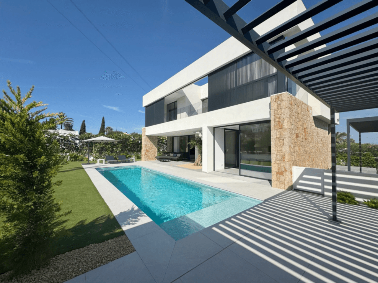 Chalet con vistas al Montgó, eficiencia energética A y piscina climatizada – Denia