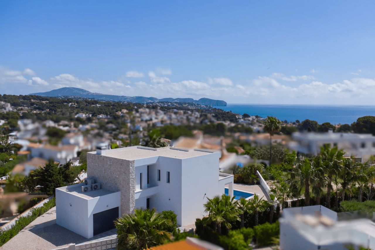 4644BEN Villa de obra nueva con vistas al mar en una parcela llana de 1715 m2 en venta en La Fustera, Benissa.