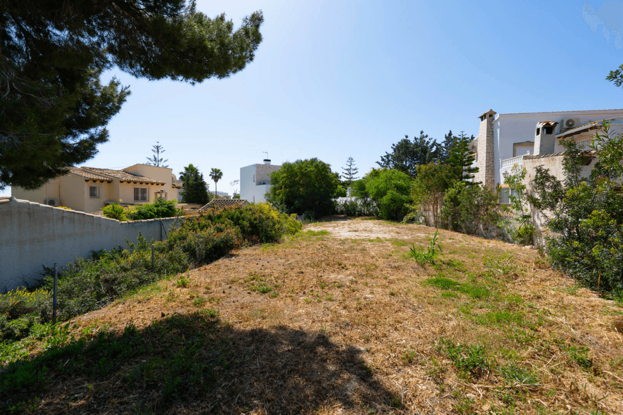 4644BEN Villa de obra nueva con vistas al mar en una parcela llana de 1715 m2 en venta en La Fustera, Benissa.