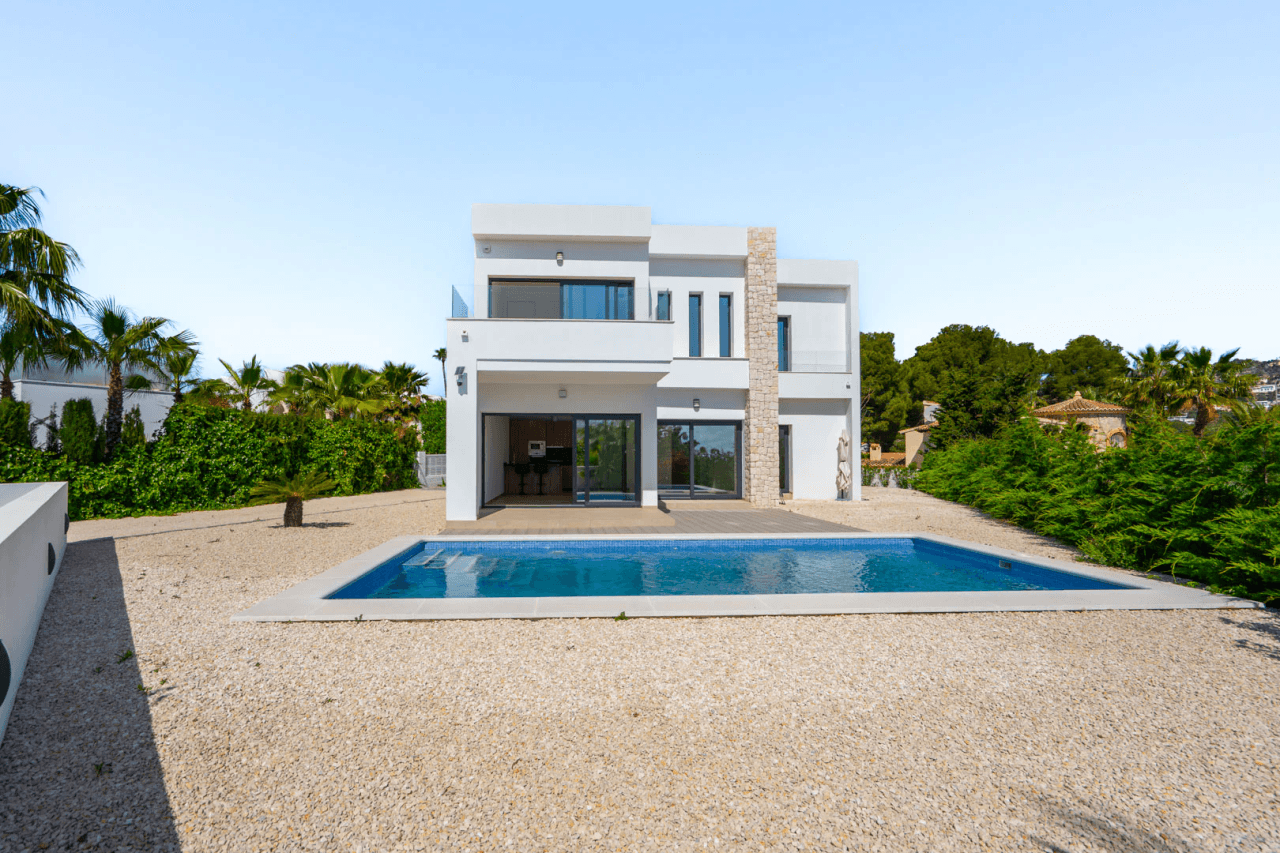 4644BEN Villa de obra nueva con vistas al mar en una parcela llana de 1715 m2 en venta en La Fustera, Benissa.