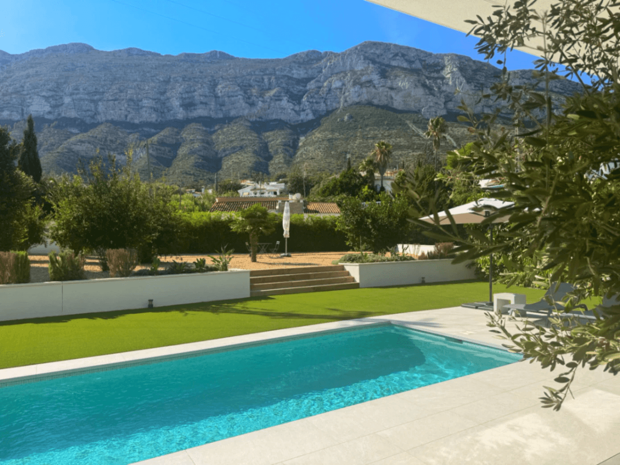 Chalet con vistas al Montgó, eficiencia energética A y piscina climatizada – Denia