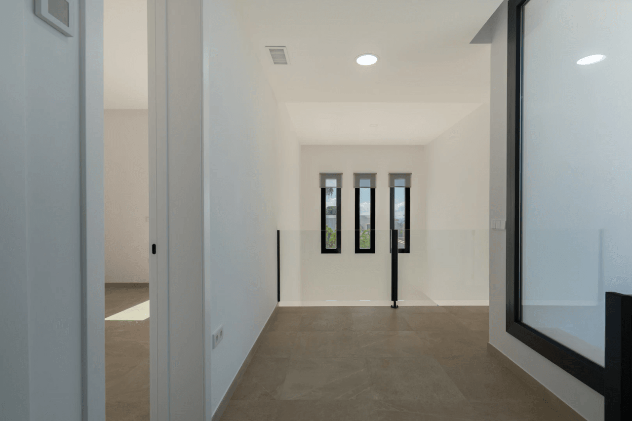4644BEN Villa de obra nueva con vistas al mar en una parcela llana de 1715 m2 en venta en La Fustera, Benissa.