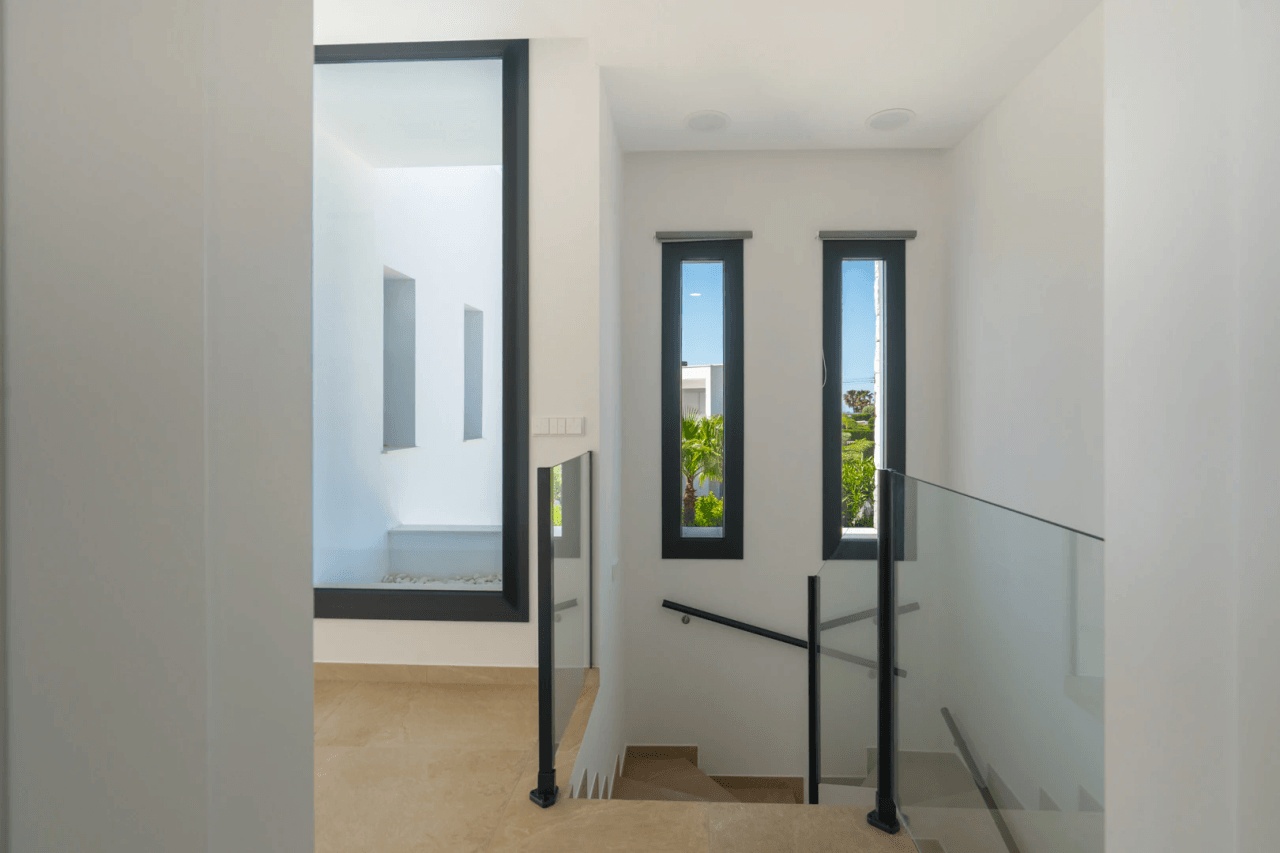 4644BEN Villa de obra nueva con vistas al mar en una parcela llana de 1715 m2 en venta en La Fustera, Benissa.