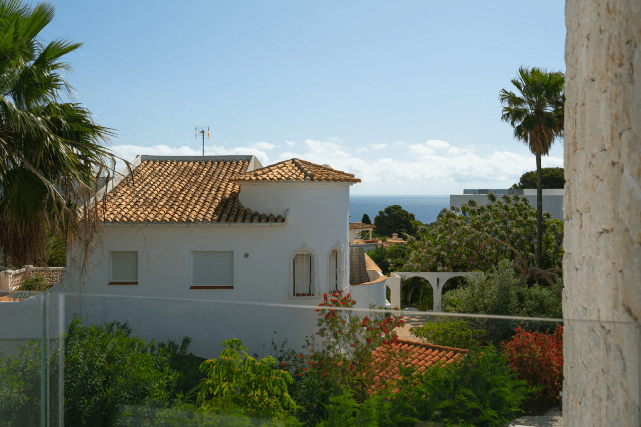 4644BEN Villa de obra nueva con vistas al mar en una parcela llana de 1715 m2 en venta en La Fustera, Benissa.