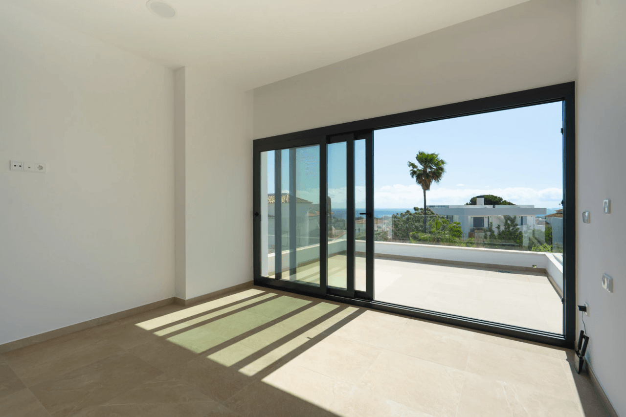 4644BEN Villa de obra nueva con vistas al mar en una parcela llana de 1715 m2 en venta en La Fustera, Benissa.
