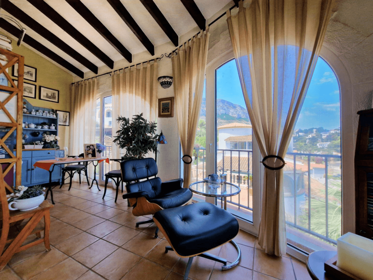 Villa de 3 dormitorios con muchas posibilidades y vistas al mar en Galeretes