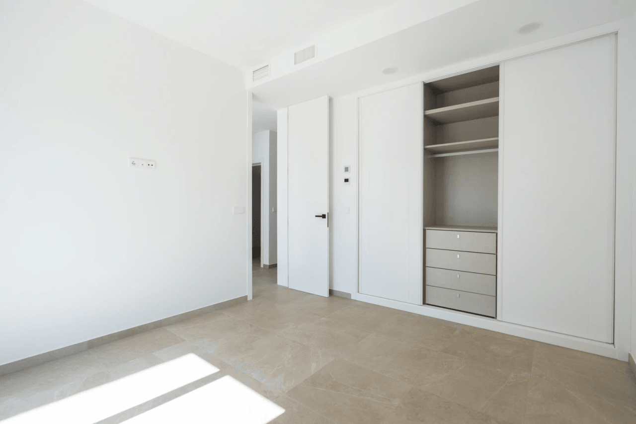 4644BEN Villa de obra nueva con vistas al mar en una parcela llana de 1715 m2 en venta en La Fustera, Benissa.