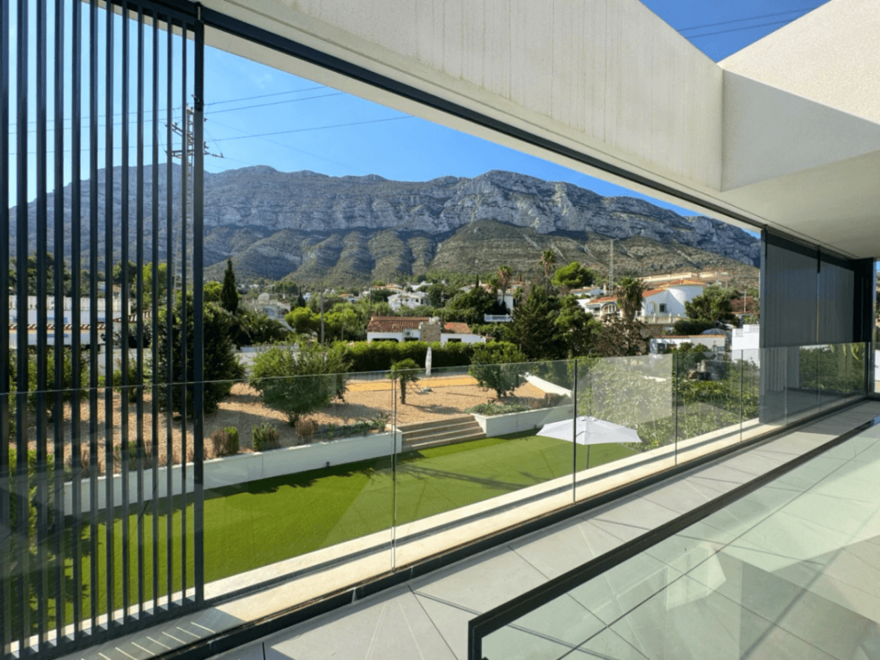 Chalet con vistas al Montgó, eficiencia energética A y piscina climatizada – Denia