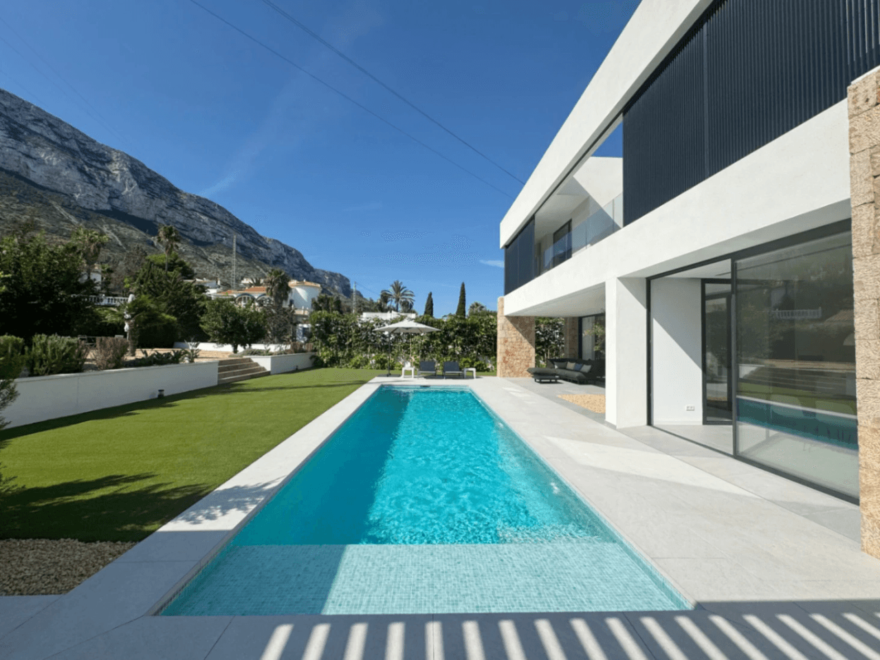 Chalet con vistas al Montgó, eficiencia energética A y piscina climatizada – Denia