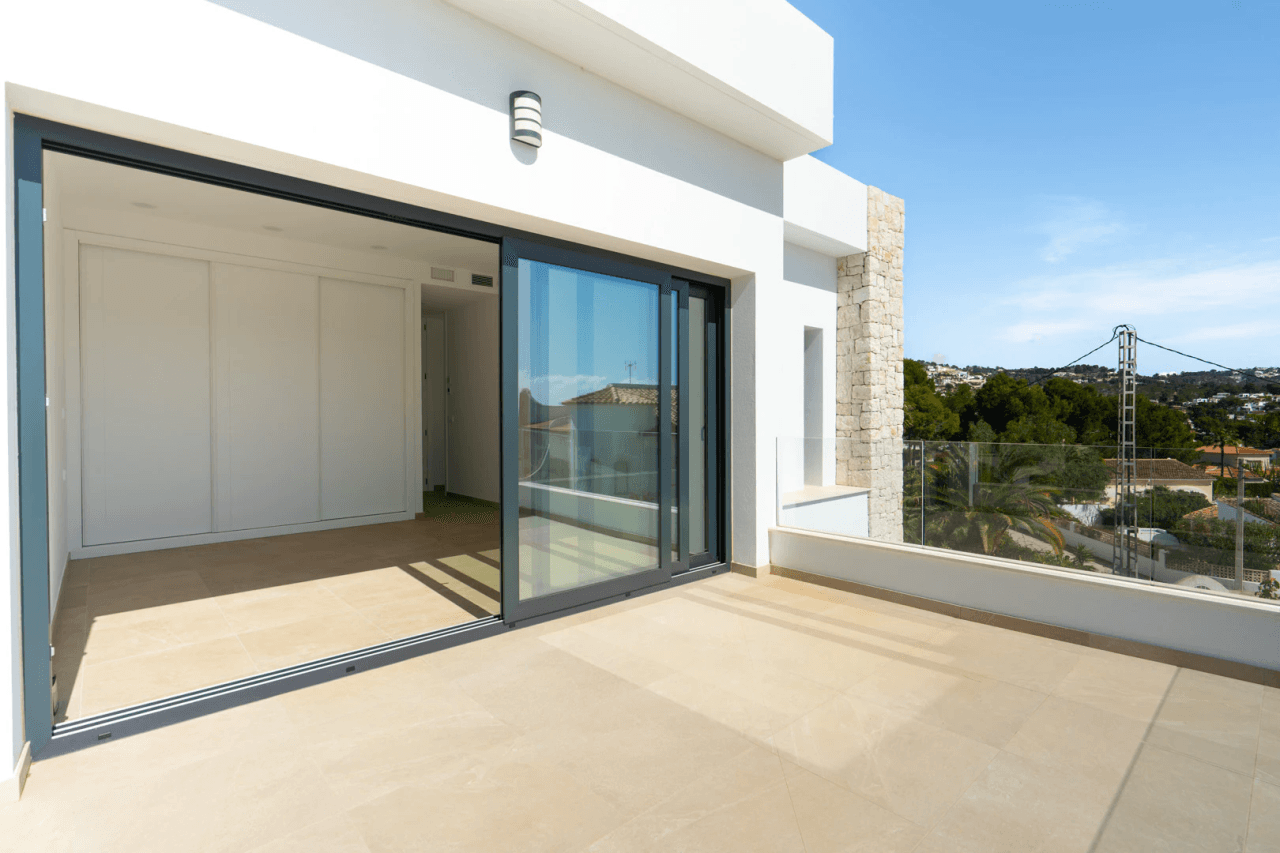 4644BEN Villa de obra nueva con vistas al mar en una parcela llana de 1715 m2 en venta en La Fustera, Benissa.