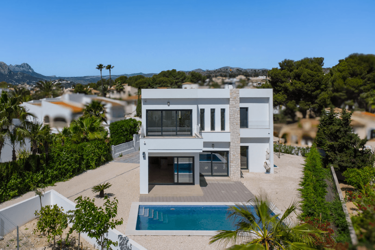 4644BEN Villa de obra nueva con vistas al mar en una parcela llana de 1715 m2 en venta en La Fustera, Benissa.